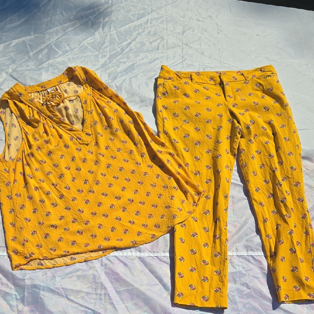 Old Navy Yellow Floral Women's Ankle Pants & Top
